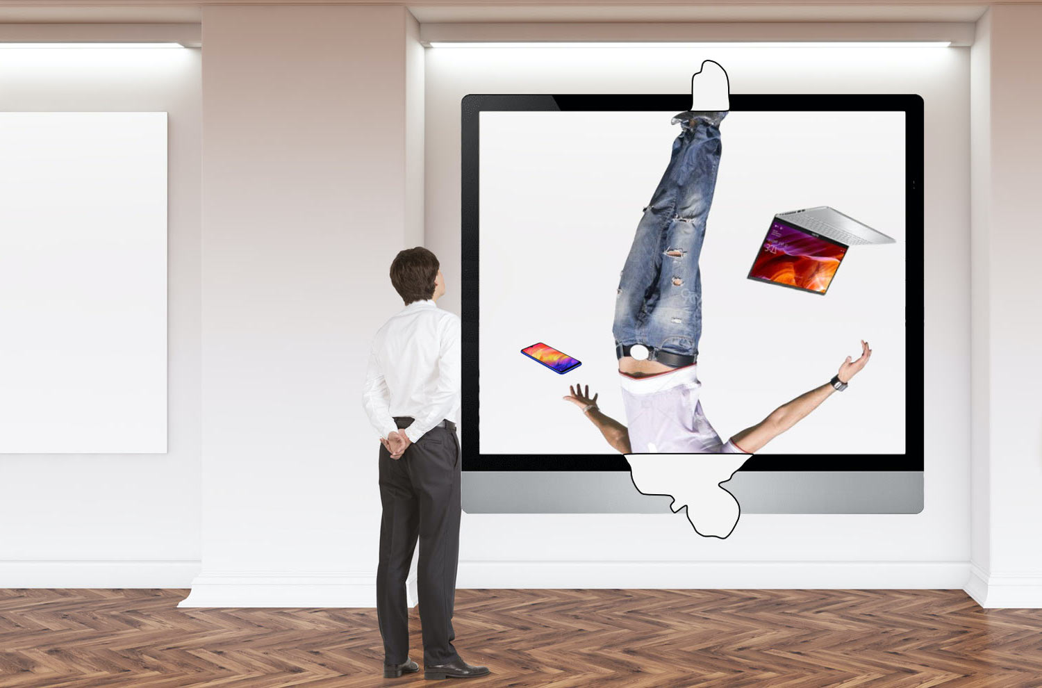 En mann ser på et bilde på et galleri: En mann faller med mobil og laptop ved siden av seg.