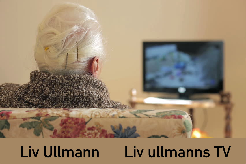 Liv Ullmann sitter i en sofa og ser på TV. Vi ser bakhodet.