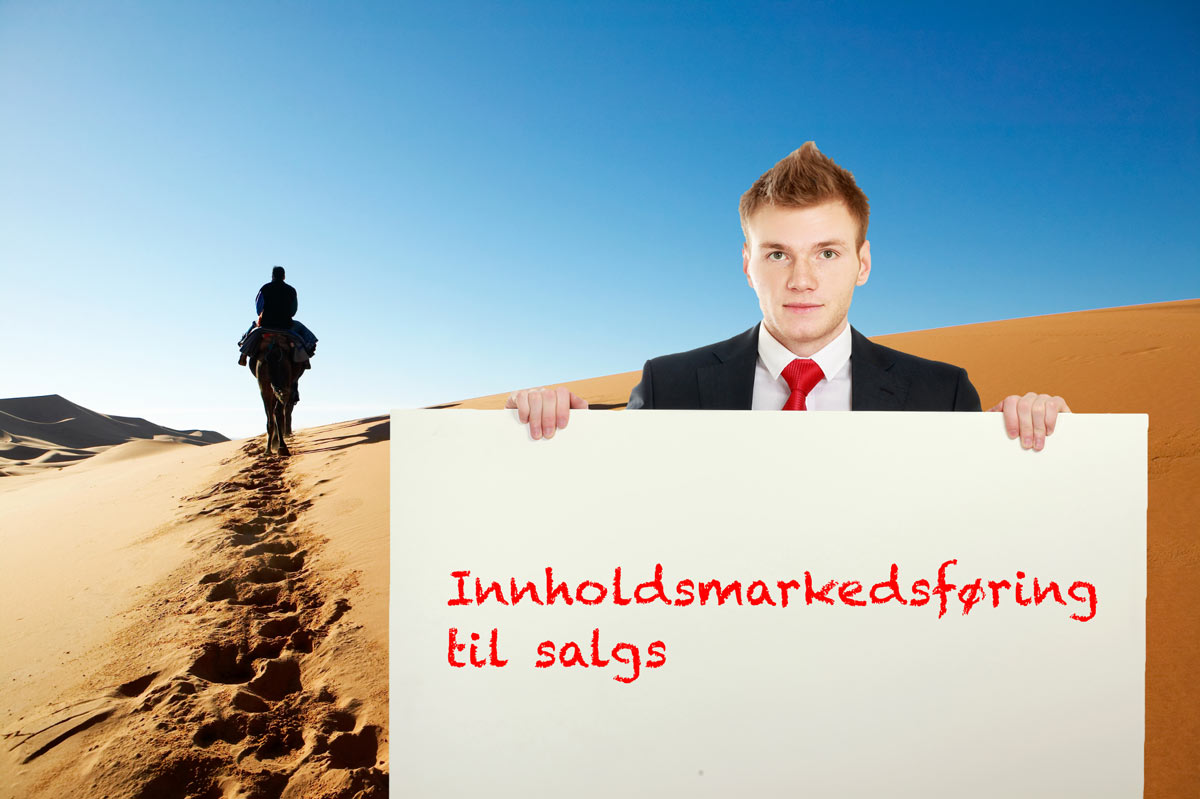 En mann i ørkenen holder en plakat der det står "innholdsmarkedsføring til salgs".